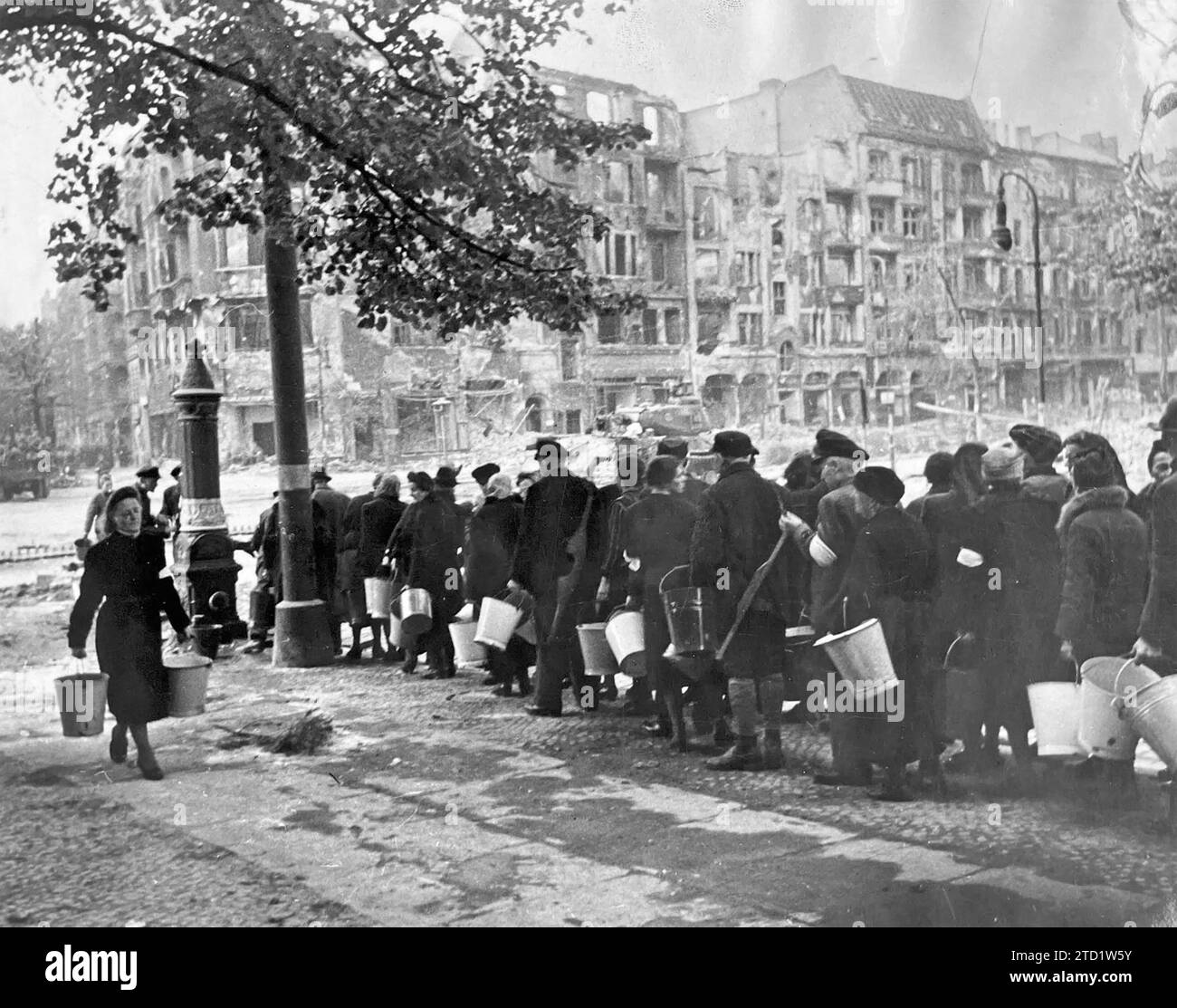 BERLIN Herbst 1945. Russisches Foto von Leuten, die an einer Wasserpumpe stehen. Foto: SIB Stockfoto