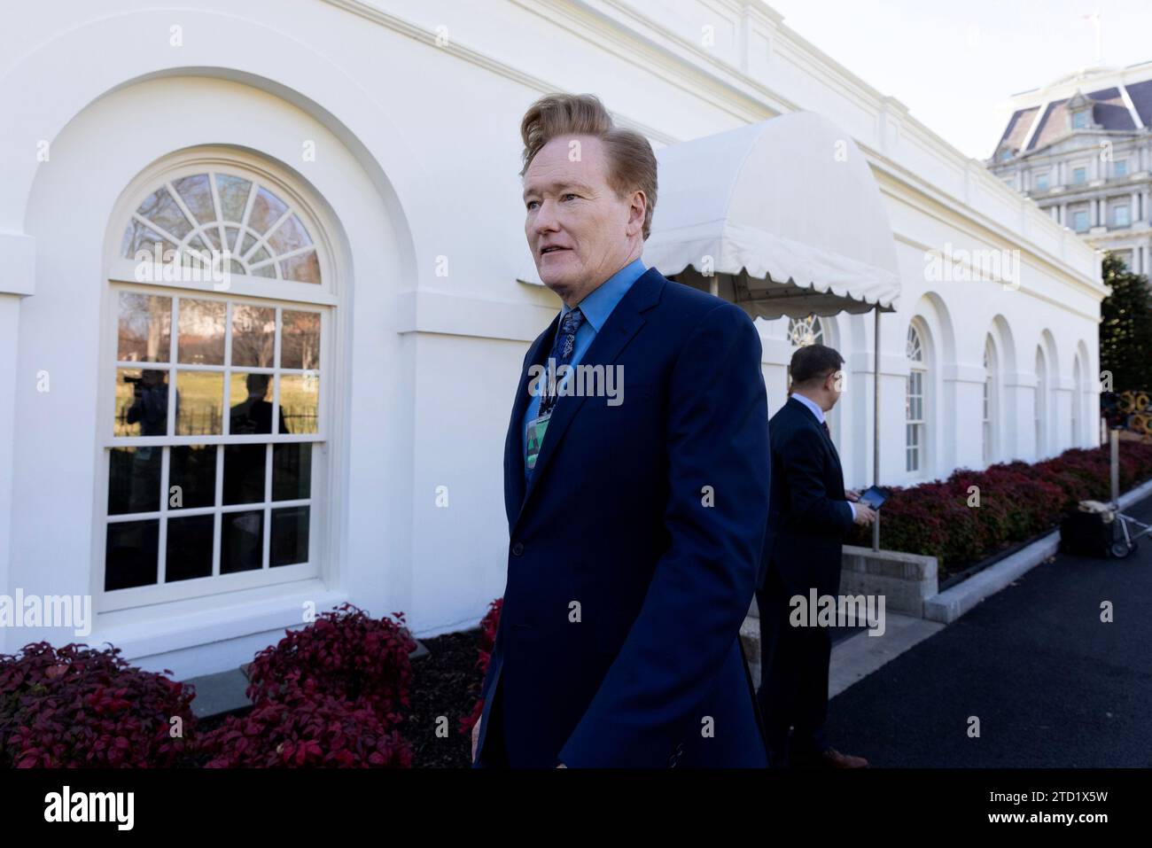 Washington DC, USA. Am 15. Dezember 2023 spaziert der US-Komiker und Fernsehmoderator Conan O'Brien vor dem Westflügel während eines Besuchs im Weißen Haus in Washington, DC, USA, am 15. Dezember 2023. Credit: Michael Reynolds / Pool über CNP /MediaPunch Credit: MediaPunch Inc/Alamy Live News Stockfoto