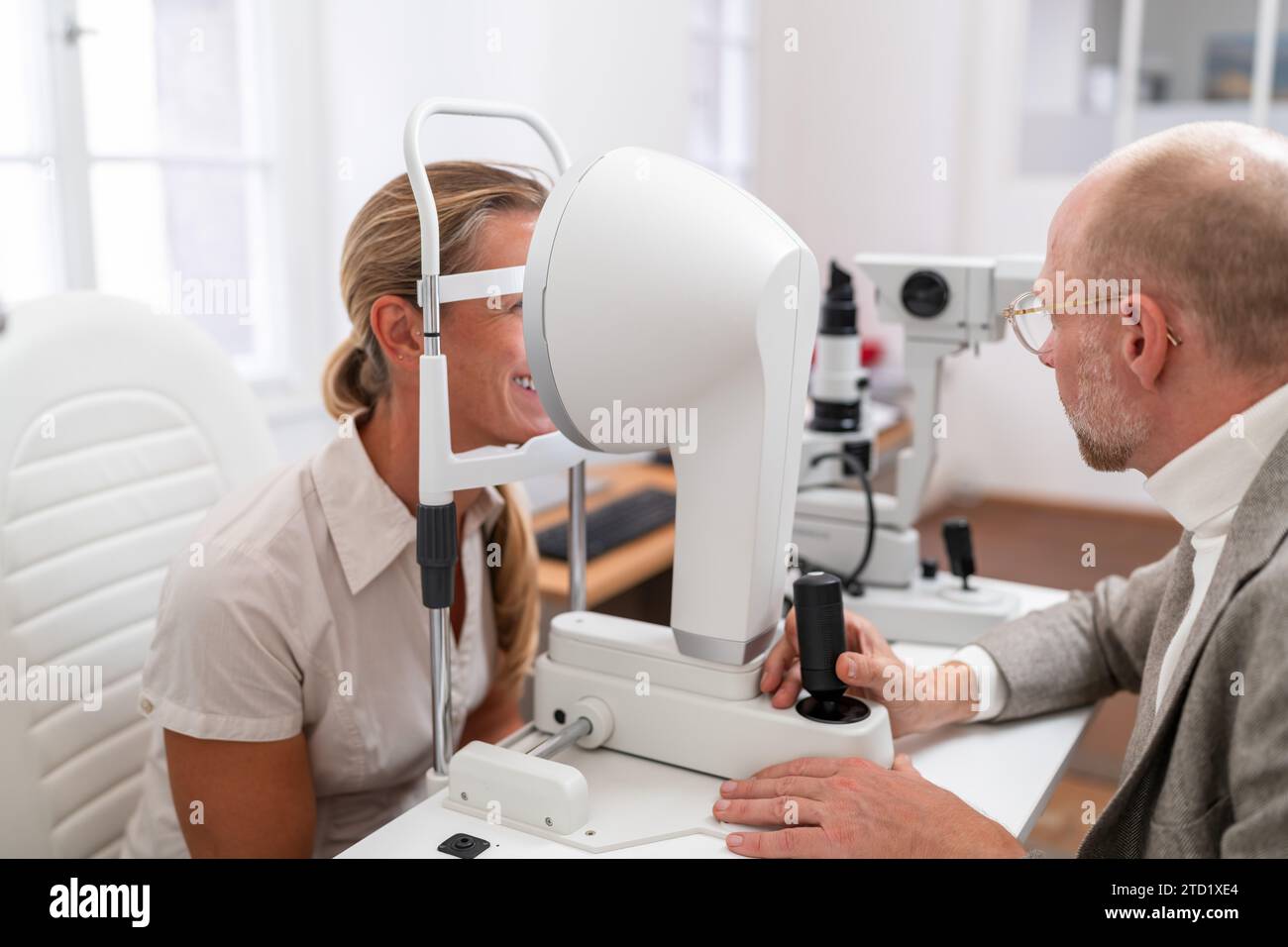 Optometrist mit Keratograph für einen Augentest bei einer Patientin in der Augenklinik. Nahaufnahme. Gesundheitswesen und Medizinkonzept Stockfoto