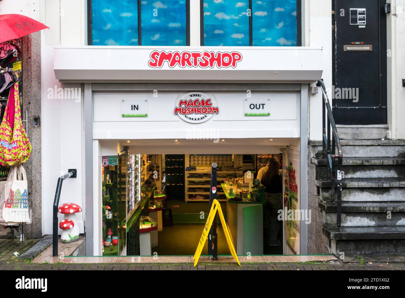 Der Magic Mushroom Galleries Smartshop in Singel, Amsterdam. Smartshops verkaufen natürliche Psychedelika, Zaubertrüffel, Vitamine, Unkrautsamen usw. Stockfoto