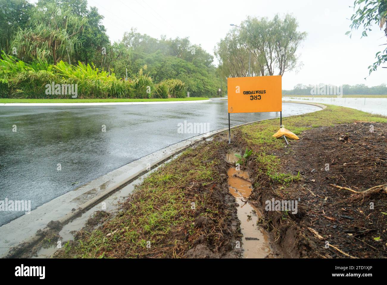 Reifenspuren nach der Überschwemmung durch den tropischen Zyklon Jasper im nördlichen Strandvorort Holloways Beach in Cairns. Der tropische Wirbelsturm Jasper traf am Mittwoch, den 13. Dezember, als Kategorie-2-System über der Region Cairns an Land und brachte weit verbreitete Überschwemmungen, Trümmer und starke Winde mit sich. Viele in Far North Queensland sind mit tropischen Stürmen vertraut, aber das unterschiedliche Gelände und die früheren Boden- und Küstenbedingungen bringen nach wie vor neue Probleme wie Sturzfluten und Erosion mit sich. Einige Gebiete, wie die Vororte der Northern Beaches, können überflutet werden, wie es in Holloways Beach der Fall ist. (Foto von Stockfoto