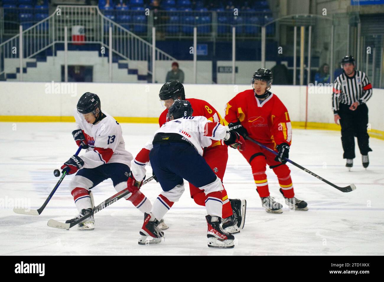 Dumfries, 15. Dezember 2023. Kim Sihwan spielte 2024 für Korea mit dem Puck gegen China in einem IIHF Eishockey U20 World Championship, Division II, Gruppe A Spiel im Dumfries Ice Bowl. Quelle: Colin Edwards/Alamy Live News. Stockfoto