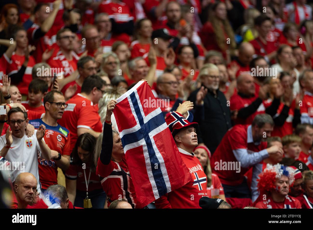 Herning, Dänemark, 15. Dezember 2023: Anhänger Norwegens sind beim Halbfinalspiel der IHF Frauen-Weltmeisterschaft 2023 zwischen Dänemark und Norwegen in der Jyske Bank Boxen in Herning, Dänemark (Ane Frosaker / SPP) zu sehen Stockfoto