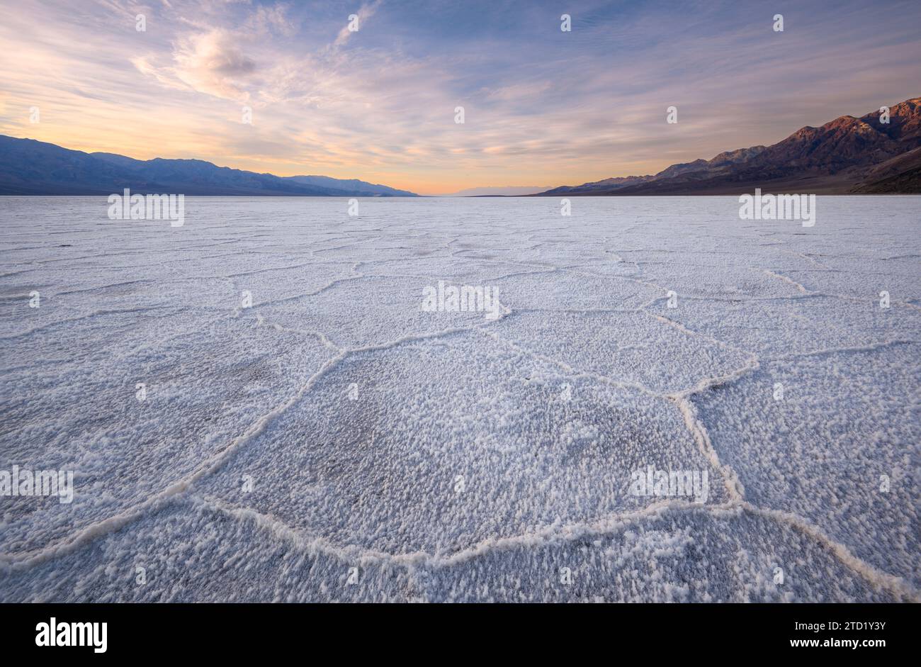 Salzformationen im Badwater Basin im Death Valley-Nationalpark, Kalifornien. Stockfoto