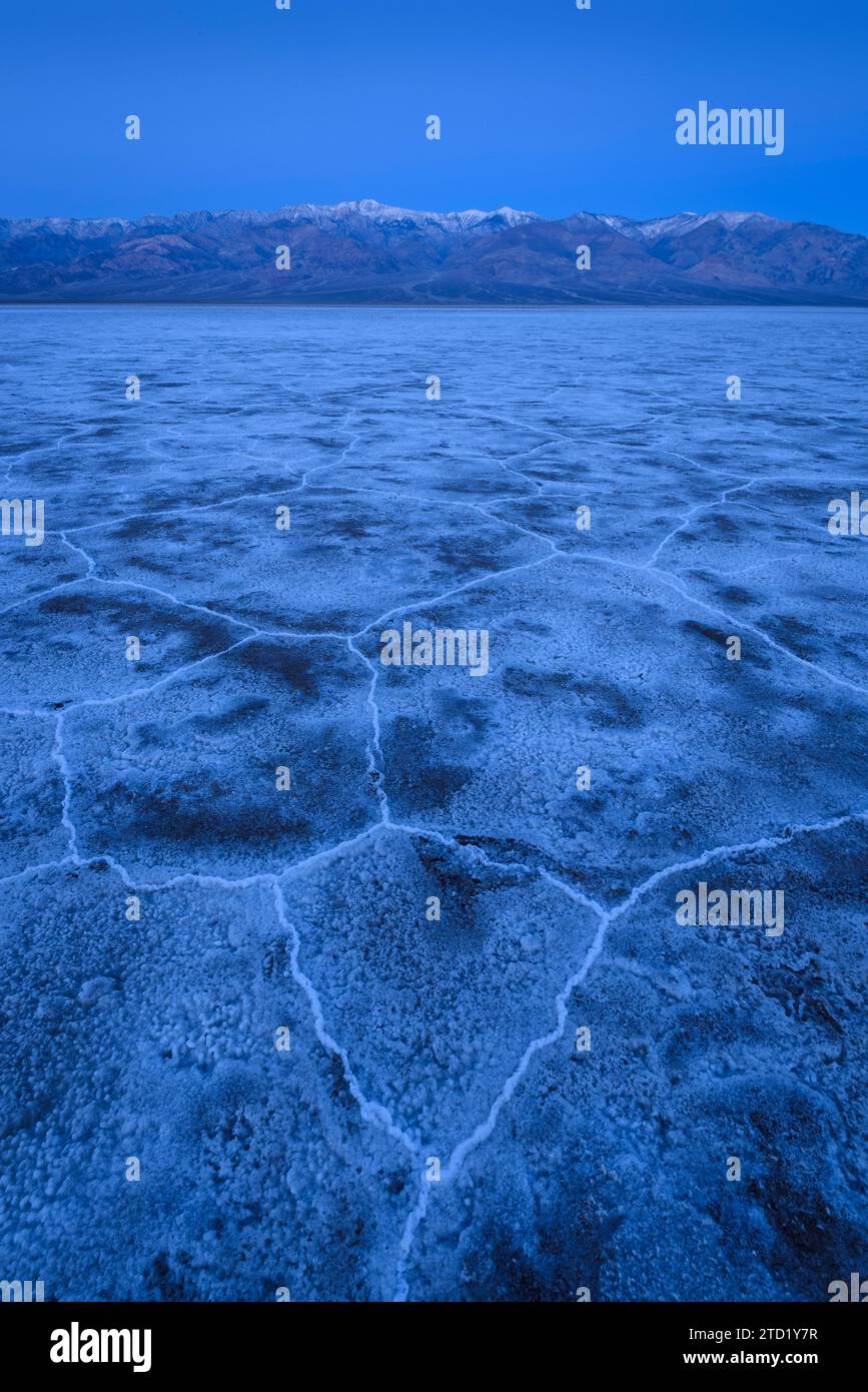 Salzformationen im Badwater Basin während der blauen Stunde im Death Valley National Park, Kalifornien. Stockfoto