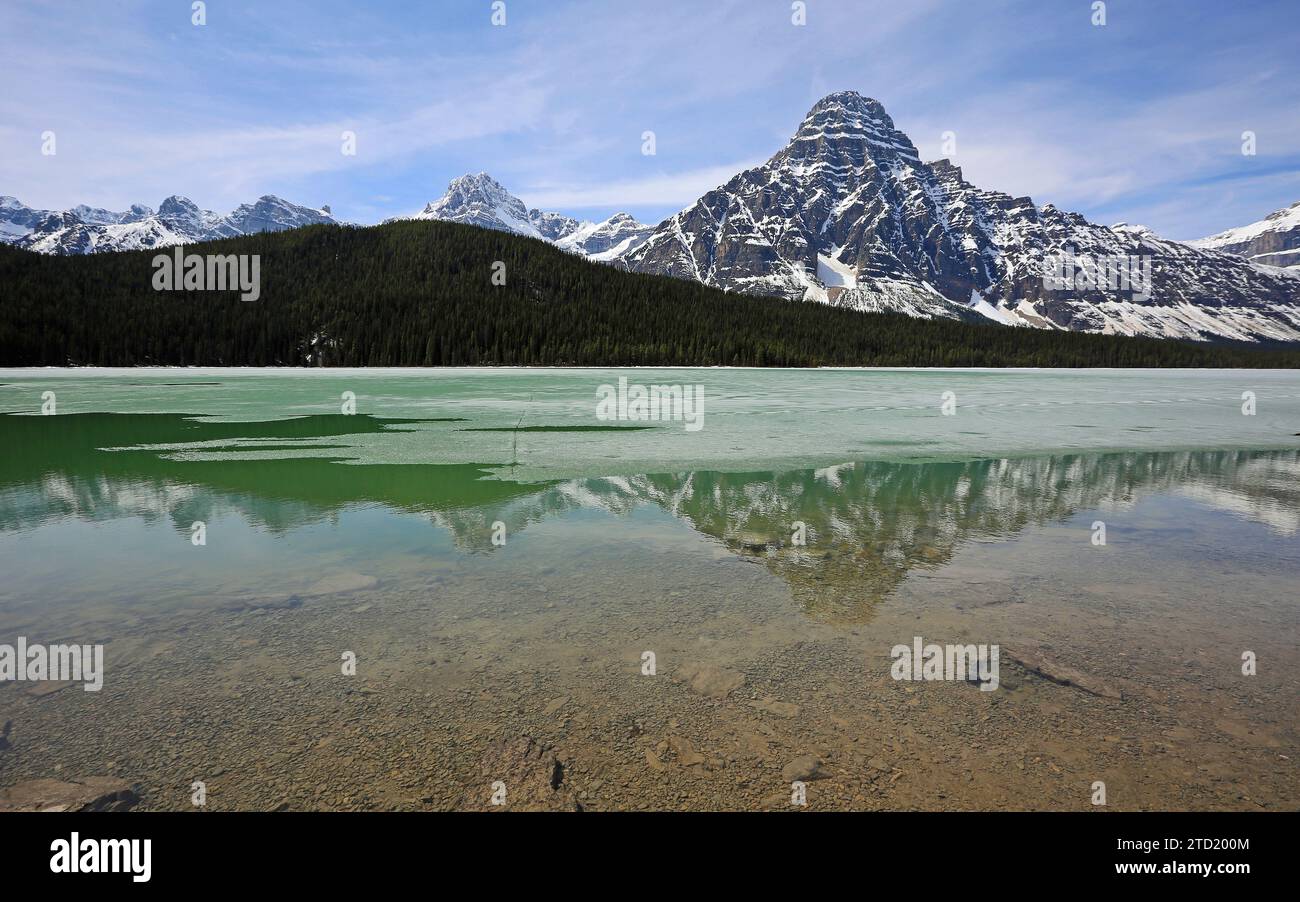 Berge mit dem Berg Chephren am Waterfowl Lake, Kanada Stockfoto