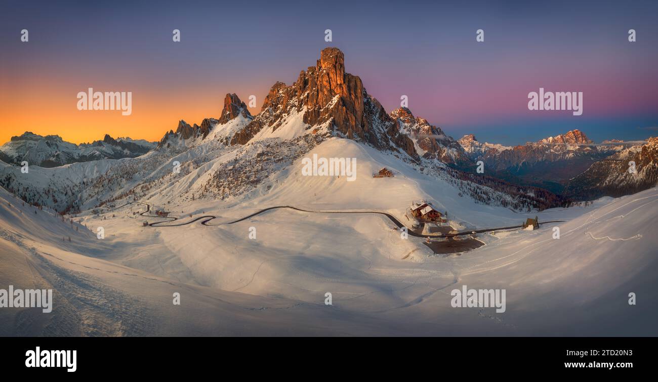 The Giau Pass  is a high mountain pass in the Dolomites in the province of Belluno in Italy. It connects Cortina d'Ampezzo with Colle Santa Lucia. Stockfoto
