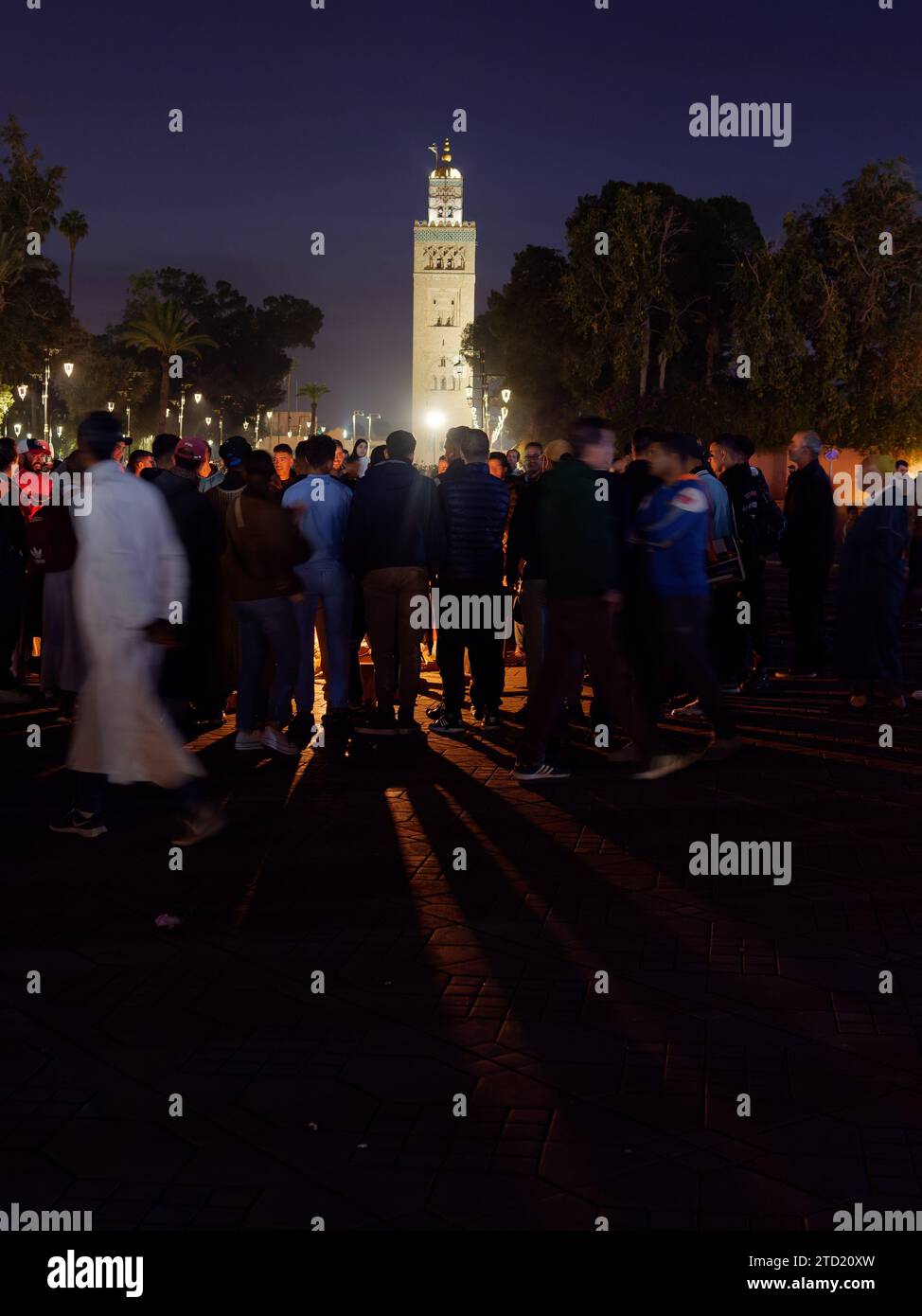 Am 15. Dezember 2023 versammeln sich die Menschenmassen auf dem Jemaa el-Fna-Platz mit der Koutoubia-Moschee in Marrakesch, Marokko Stockfoto