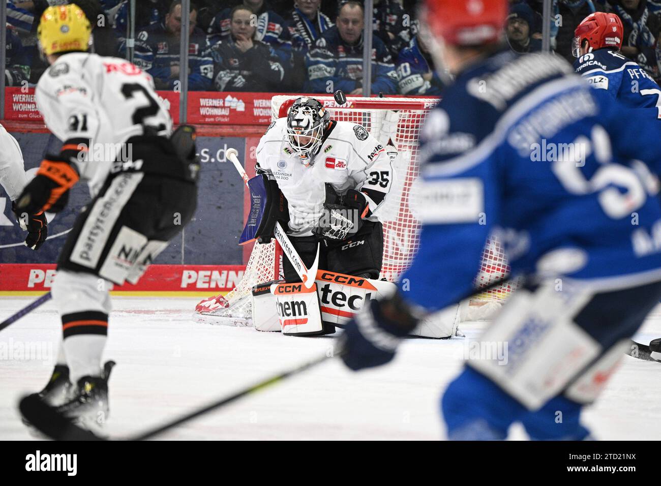 Joe Cannata (Loewen Frankfurt #35) Schwenninger Wild Wings gegen Loewen Frankfurt, Eishockey, DEL, 27. Spieltag, Saison 2023/2024, 15.12.2023 Foto: Eibner-Pressefoto/Sven Laegler Stockfoto