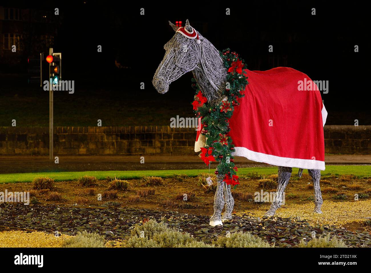 Die Pferdeskluptur in Horsforth, Leeds, wurde zu Weihnachten renoviert. Das Pferd trägt nun Mantel, Hut und Girlande mit Lichtern Stockfoto