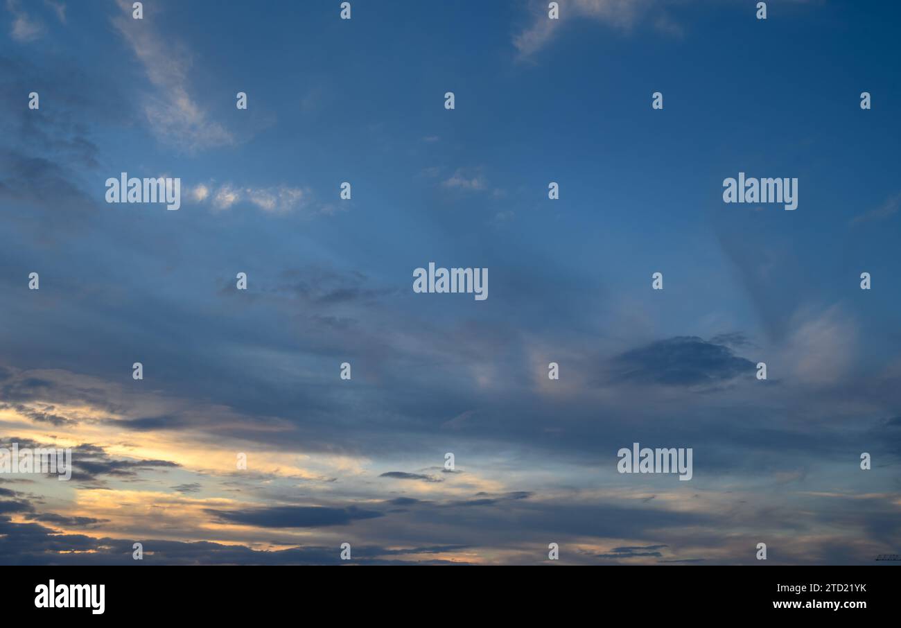 Blauer Sonnenuntergangshimmel mit Wolken über dem Mittelmeer im Winter 6 Stockfoto