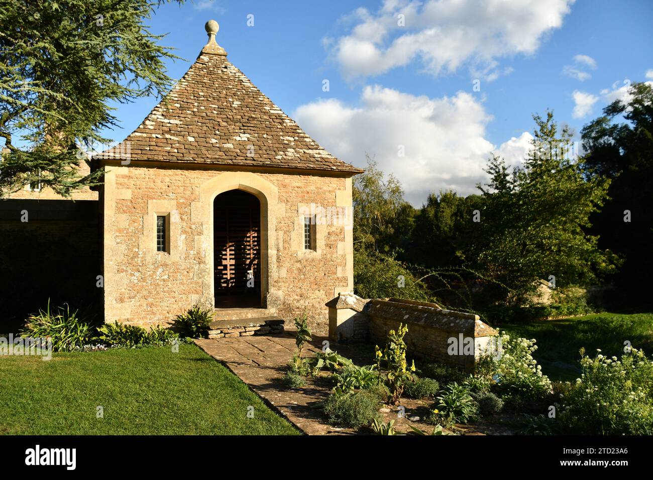 Das Sommerhaus in den Gärten des Great Chalfield Manor. Erbaut aus lokalem Kalkstein unter einem Steindach. Das große Chalfield Manor ist eine späte Medieva Stockfoto