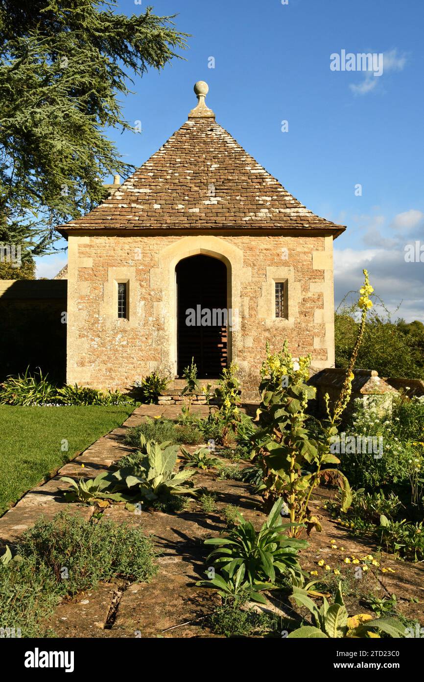 Das Sommerhaus in den Gärten des Great Chalfield Manor. Erbaut aus lokalem Kalkstein unter einem Steindach. Das große Chalfield Manor ist eine späte Medieva Stockfoto