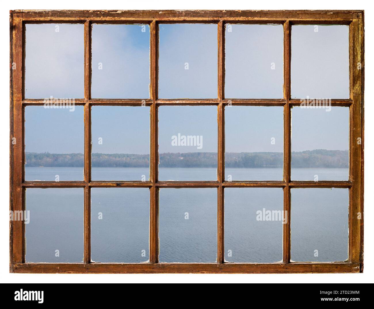 Nebeliger Morgen über einem See oder einem breiten Fluss, von einem Retro-Fenster aus gesehen Stockfoto