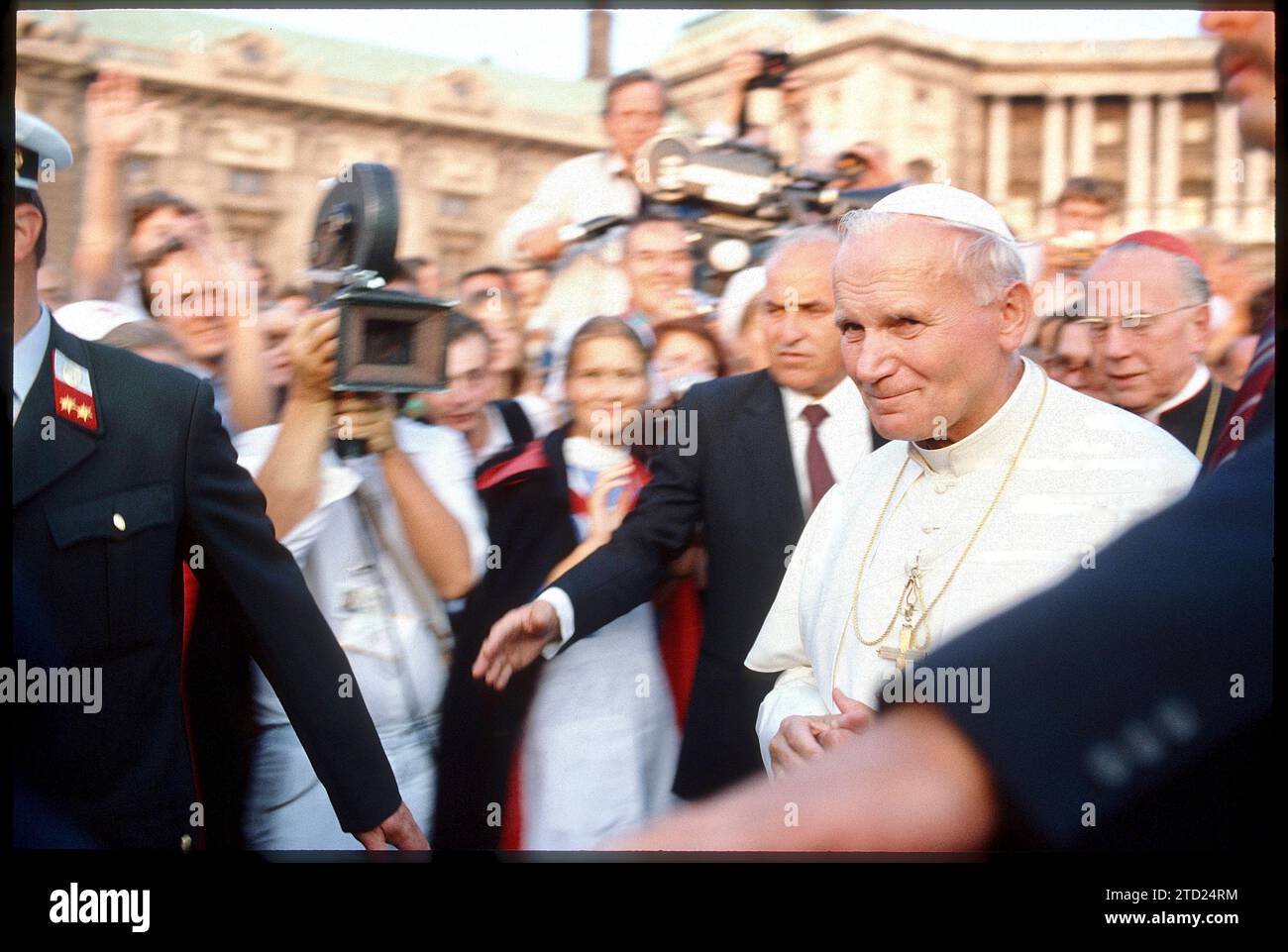1983: Als Paparazzo nah dran an Felice QUINTO, Ron GALELLA, WEEGEE und Co. Fotos: Leopold NEKULA / VIENNAREPORT e. U. âÖï Papst Johannes Paul II Auf Pastoralreise in Österreich 10. - 13. September 1983, Heldenplatz, Praterstadion, Donaupark, Wien. âï vor 30 Jahre: Erster Papstbesuch in Österreich https://www.erzdioezese-wien.at/site/home/nachrichten/article/31663.html. Bild: Zu sehen hier sind Papst Johannes Paul II Und Kardinal Franz König bei der Feier einer Europavesper am Wiener Heldenplatz. Johannes Paul II Lateinisch Ioannes Paulus PP. II bürgerlich Karol Jozef WojtyÅa * 18. Mai Stockfoto