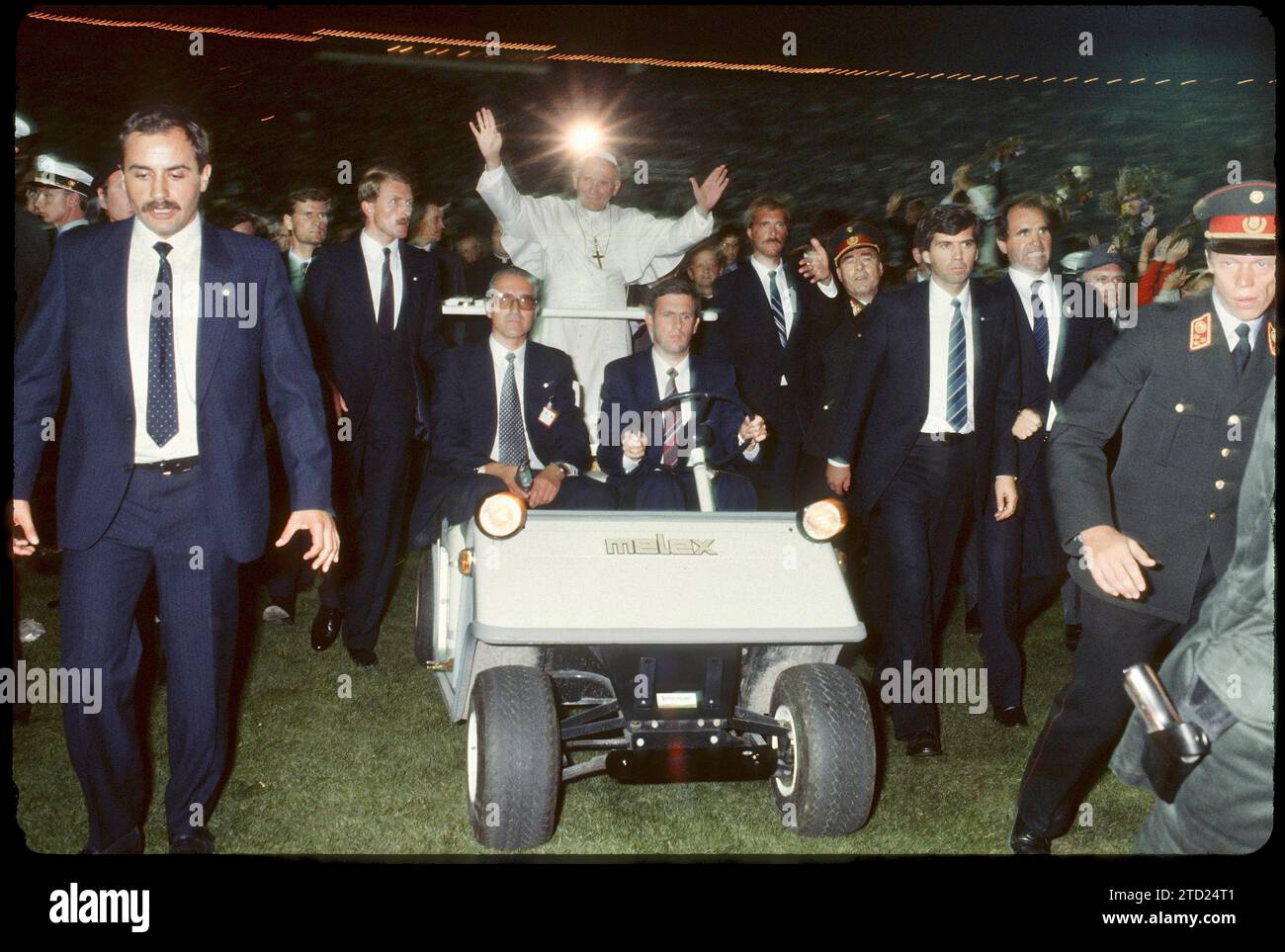 1983: 2/2Als Paparazzo nah dran an Felice QUINTO, Ron GALELLA, WEEGEE und Co. Fotos: Leopold NEKULA / VIENNAREPORT e. U. âÖï Papst Johannes Paul II Auf Pastoralreise in Österreich 10. - 13. September 1983, Heldenplatz, Praterstadion, Donaupark, Wien. âï vor 30 Jahre: Erster Papstbesuch in Österreich https://www.erzdioezese-wien.at/site/home/nachrichten/article/31663.html. Bild: Zu sehen hier ist Papst Johannes Paul II Bei der Einfahrt ins Wiener Praterstadion. Gefeiert wurde eine Jugendmesse. Abgedeckt und bewacht wurde er von zahllosen hochnervösen Sicherheitskräften. Johannes Paul II l Stockfoto
