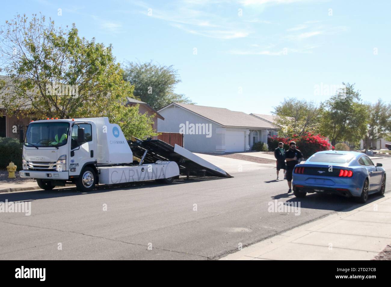 Ein Mitarbeiter von Carvana inspiziert ein Fahrzeug, das am 15. Dezember 2023 vor Ort in Mesa, Arizona, verkauft wird. Carvana übertraf die Gewinne im dritten Quartal, wodurch die Aktienkurse von Jahr zu Jahr um 843 % stiegen. Damit gehören sie zu den leistungsstärksten Unternehmen der S&P 500. (Foto: Alexandra Buxbaum/SIPA USA) Stockfoto