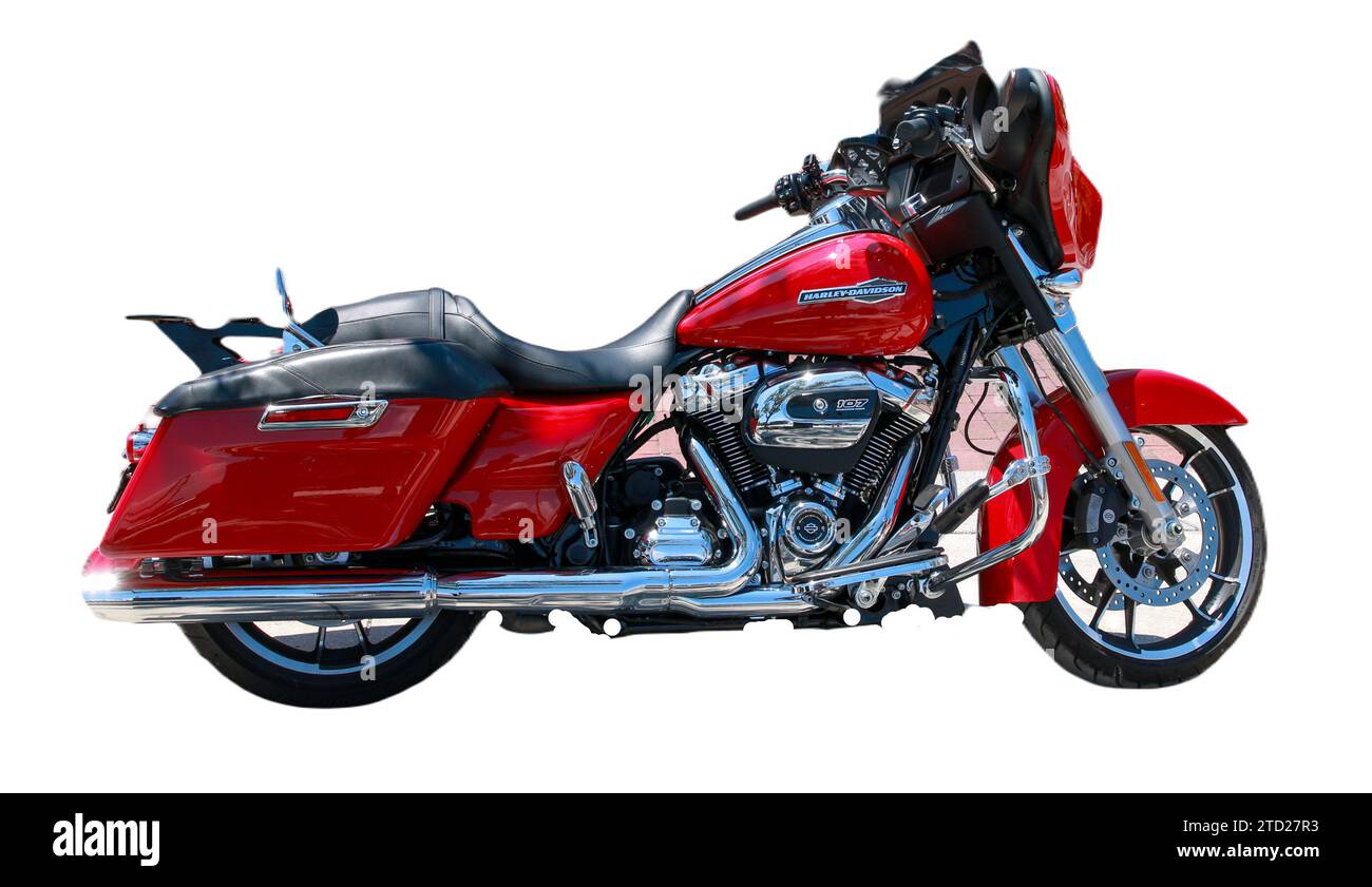 Florida, USA - 1. Juli 2023: Seitenansicht eines roten Harley Davidson Motorrads mit weißem Hintergrund. Stockfoto