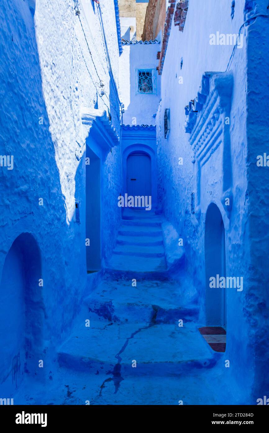 Typische alte Straße mit blau bemalten Wänden, Treppen und Türen in der Medina von Chefchaouen, Marokko Stockfoto
