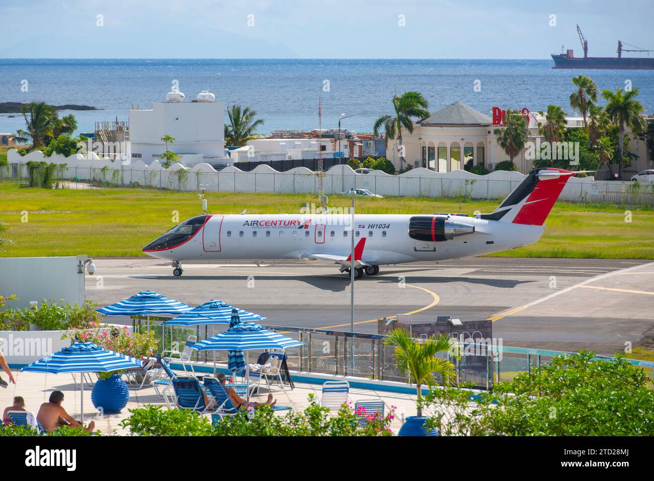 Air Century Bombardier CRJ200 startet am Princess Juliana International Airport SXM in der Nähe von Maho Beach auf Sint Maarten, niederländische Karibik. Stockfoto