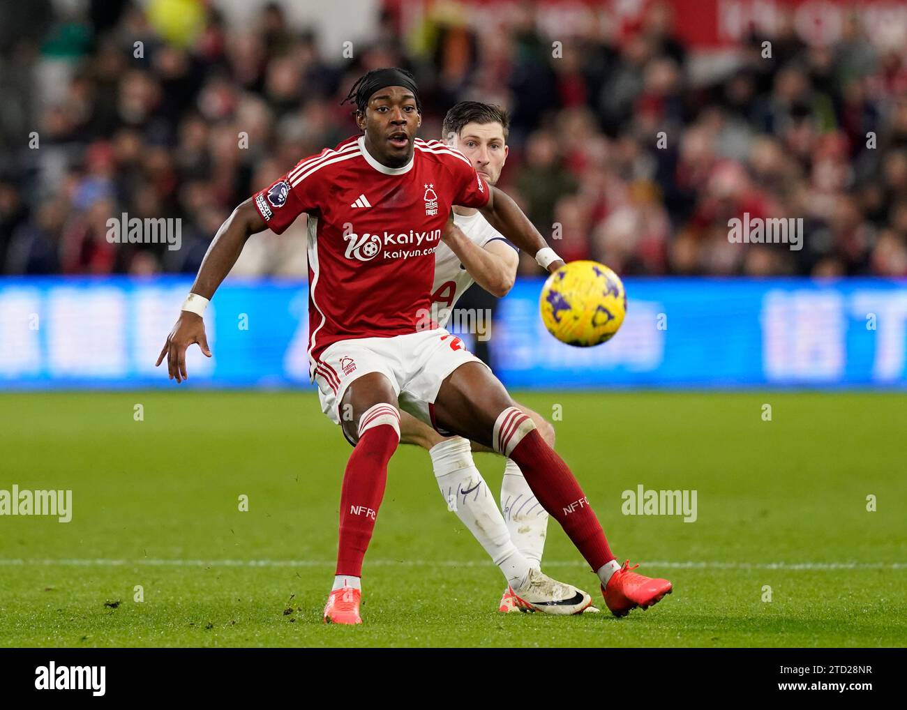 Nottingham, England, 15. Dezember 2023. Chris Wood aus Nottingham Forest streitet sich mit Ben Davies aus Tottenham während des Premier League-Spiels auf dem City Ground in Nottingham. Der Bildnachweis sollte lauten: Andrew Yates / Sportimage Stockfoto