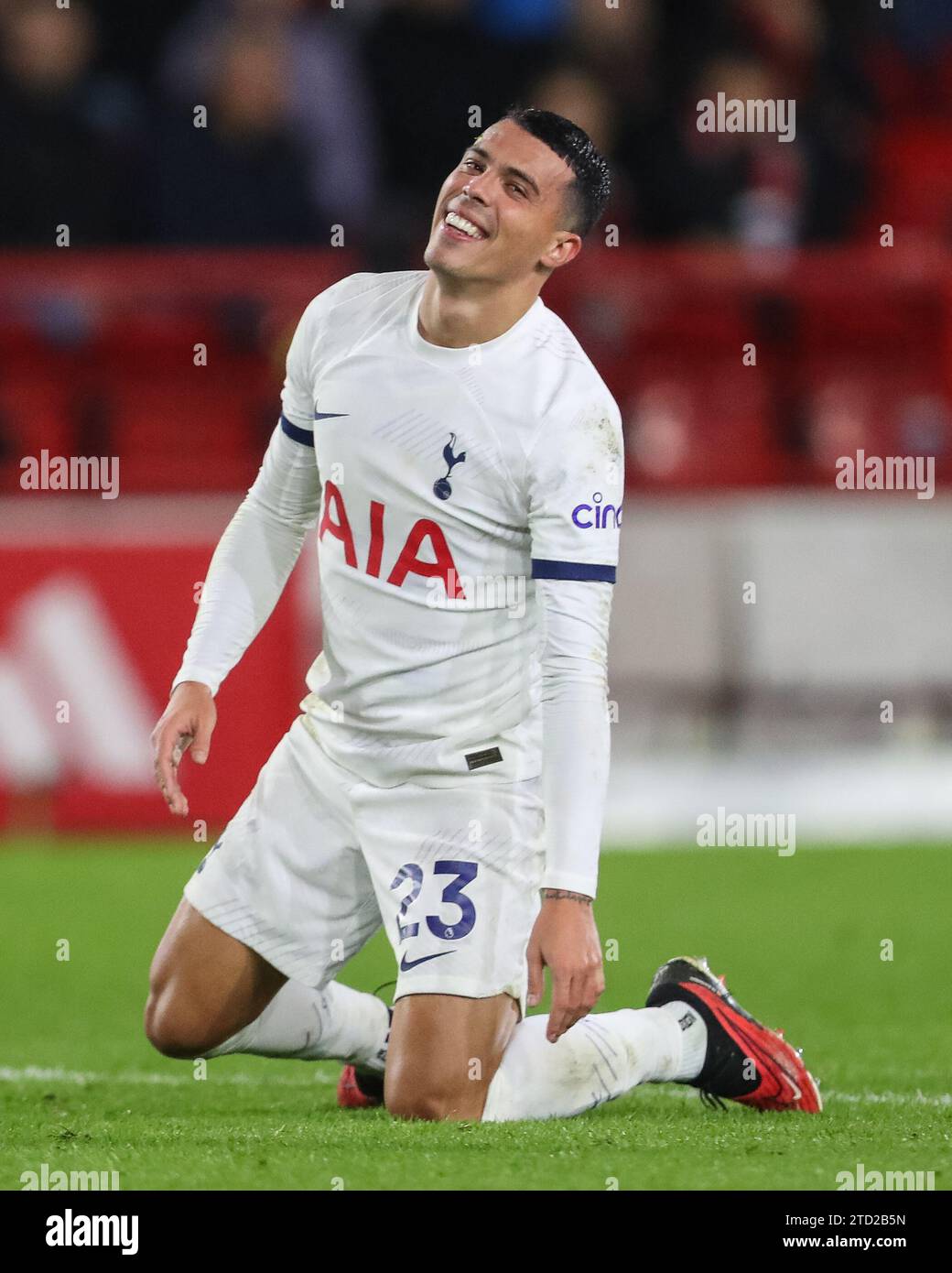 Pedro Porro #23 von Tottenham Hotspur lächelt, als er während des Premier League-Spiels Nottingham Forest gegen Tottenham Hotspur im City Ground, Nottingham, Großbritannien, 15. Dezember 2023 aufsteht (Foto: Gareth Evans/News Images) Stockfoto