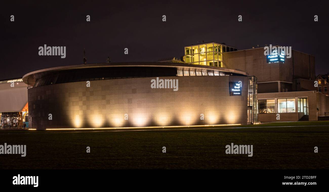 Amsterdam, Niederlande, 15.12.2023, Gebäude des Van Gogh Museums am Abend Stockfoto