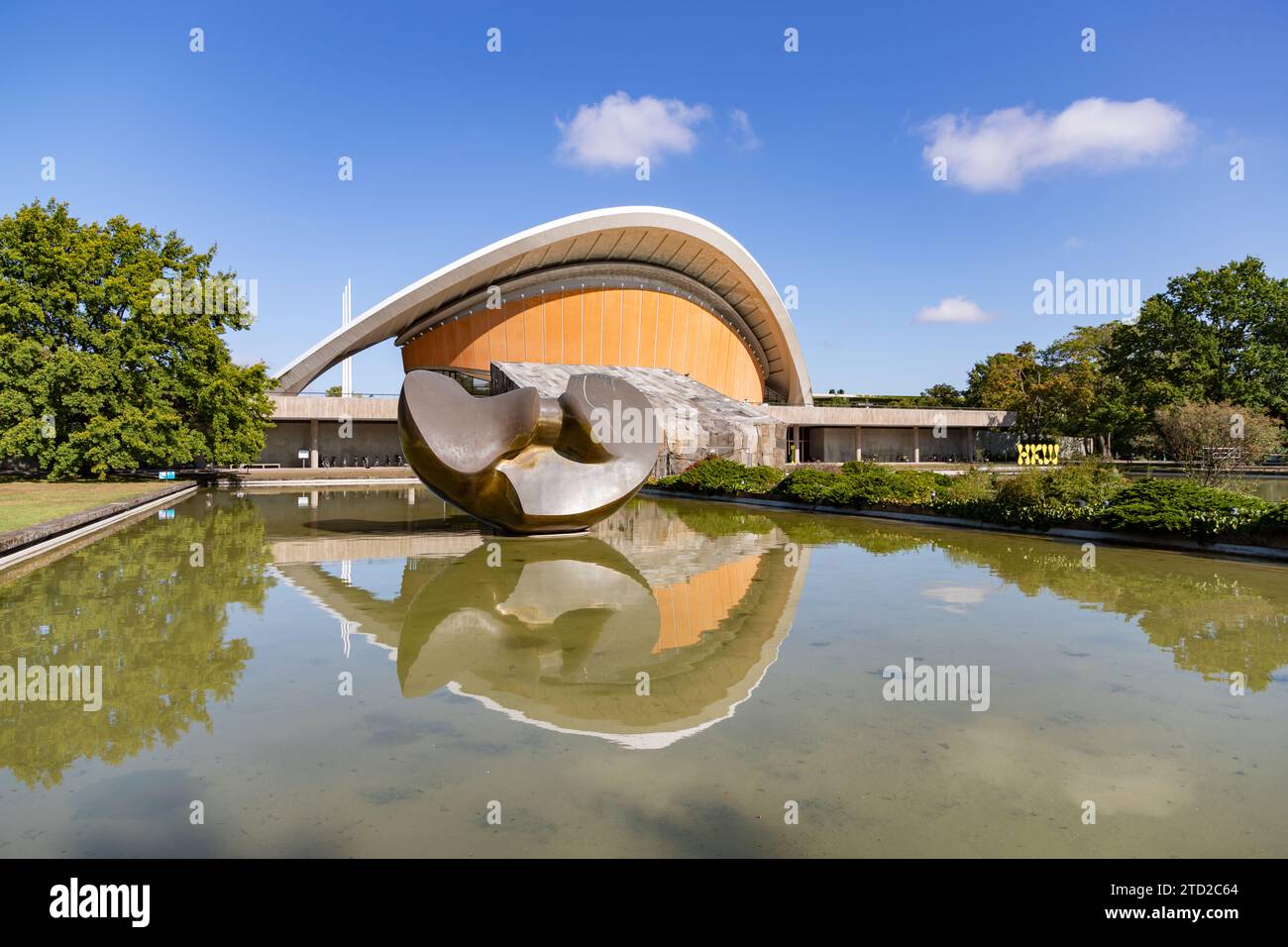 Ein Bild vom Haus der Kulturen der Welt. Ebenfalls zu sehen ist die Schmetterlingsskulptur von Henry Moore, die 1986 geschaffen wurde, aber restauriert und in die Höhe gebracht wurde Stockfoto