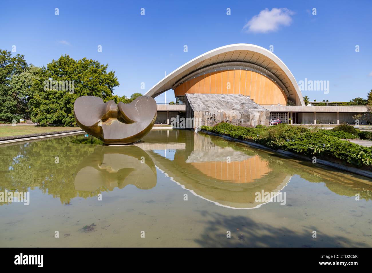 Ein Bild vom Haus der Kulturen der Welt. Ebenfalls zu sehen ist die Schmetterlingsskulptur von Henry Moore, die 1986 geschaffen wurde, aber restauriert und in die Höhe gebracht wurde Stockfoto