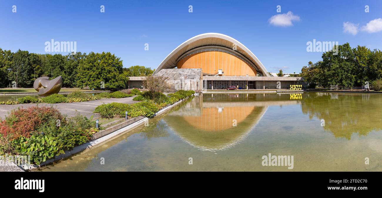 Ein Bild vom Haus der Kulturen der Welt. Ebenfalls zu sehen ist links die Schmetterlingsskulptur von Henry Moore, die 1986 geschaffen wurde, aber Rest Stockfoto