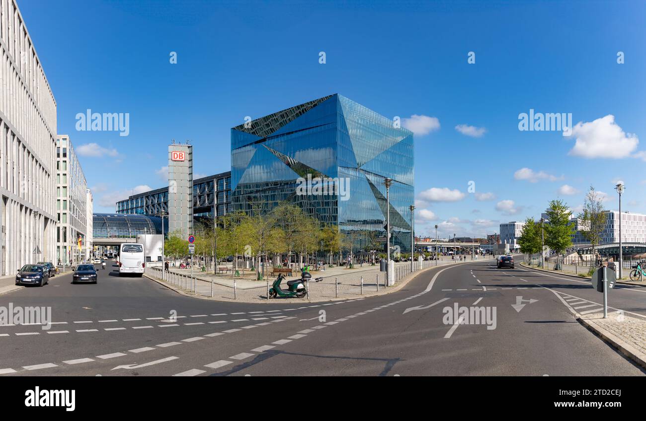 Ein Bild des 3XN Cube Berlin Gebäudes und des Berliner Hauptbahnhofs dahinter. Stockfoto