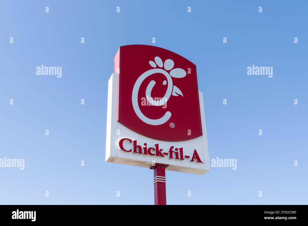 Nahaufnahme des Chick-Fil-A-Logozeichens mit dem blauen Himmel im Hintergrund in Salt Lake City, Utah, USA Stockfoto