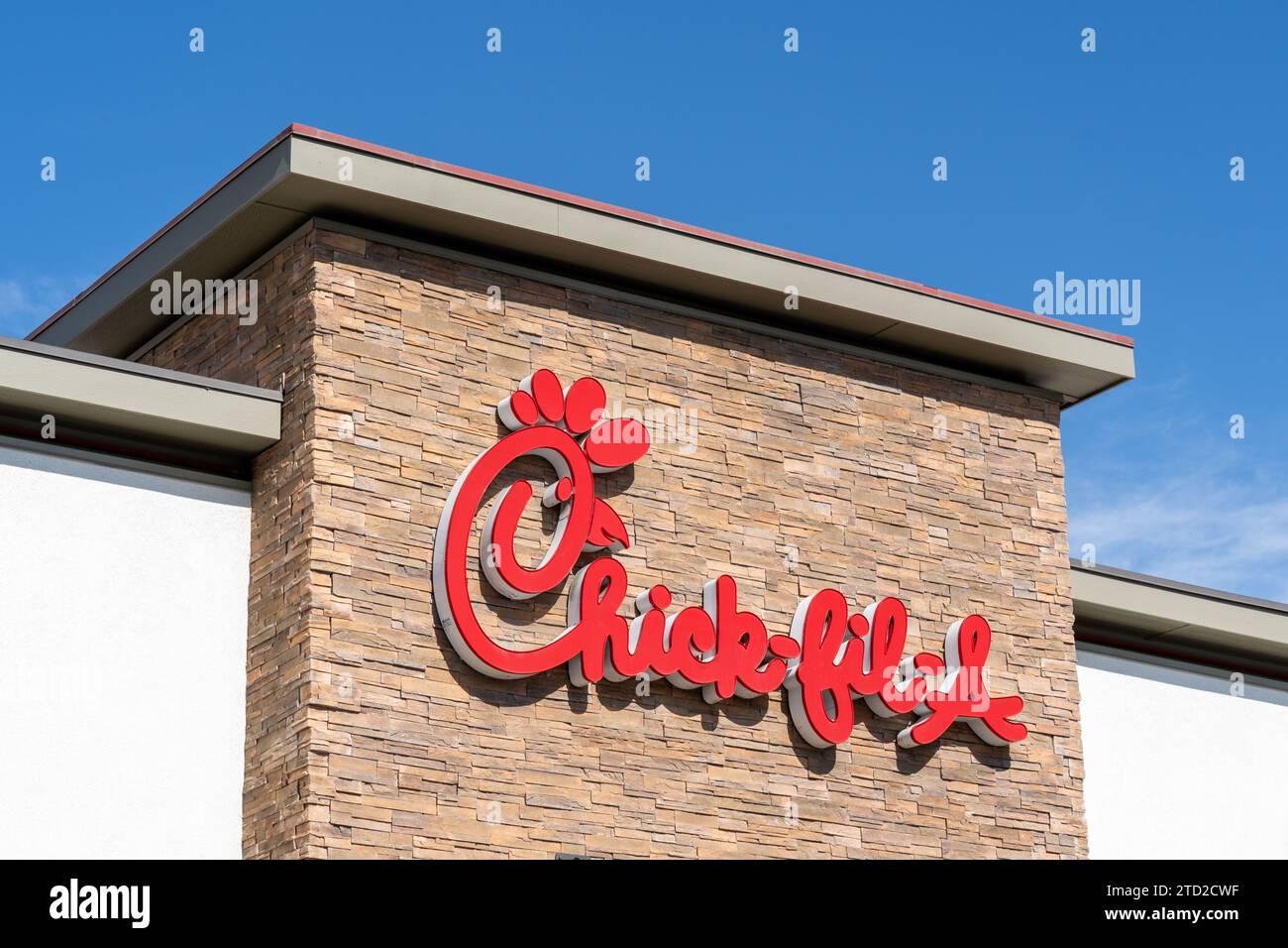 Nahaufnahme des Chick-Fil-A-Logoschildes auf dem Gebäude in Salt Lake City, Utah, USA Stockfoto