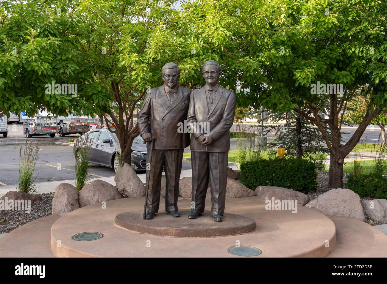 Eine Statue von Colonel Harland Sanders (L) und Pete Harman steht vor dem weltweit ersten KFC-Restaurant an der 3890 S State St in Salt Lake City, Utah, USA Stockfoto