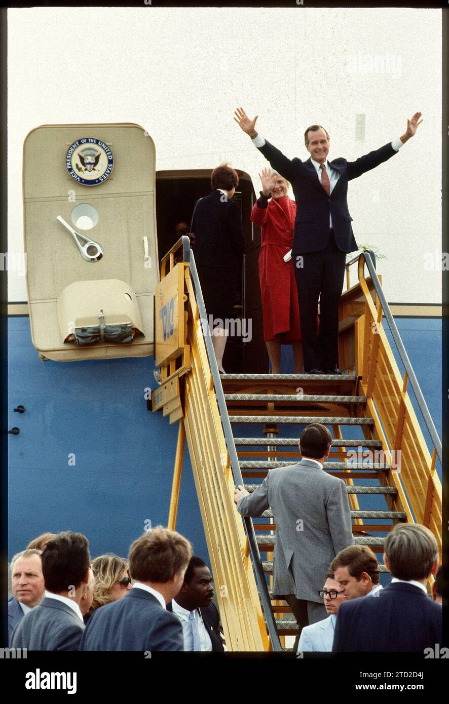 Fotos: Leopold NEKULA / VIENNAREPORT e. U. Offizielle Visite von US-Vizepräsident George W. BUSH sen. In Wien 20. September 1983, Flughafen Schwechat, Wien. â ¹ï https://www.upi.com/Archives/1983/09/20/Vice-President-George-Bush-arrived-in-Vienna-today-after/4359432878400/ . Bild: Auf dem Bild hier zu sehen US-Vizepräsident George H. W. Bush und Ehefrau Barbara bei der Verabschiedung auf der Gangway der Präsidentenmaschine am Flughafen Schwechat. George Herbert Walker Bush, meist einfach George Bush oder George Bush Senior * 12. Juni 1924 in Milton, Massachusetts 30. November 2018 in Houston, Stockfoto