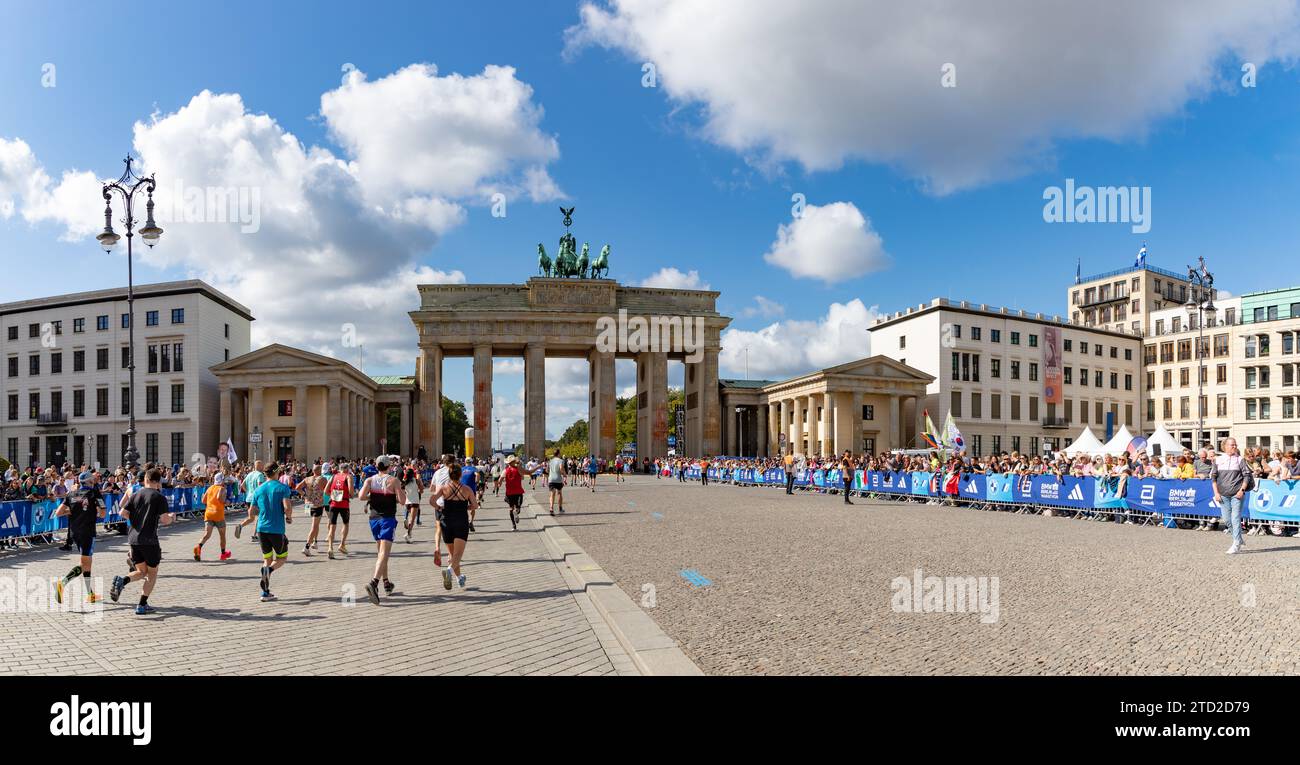 Ein Bild der 2023 Läufer des Berliner Marathons, die am Brandenburger Tor vorbeifahren. Stockfoto