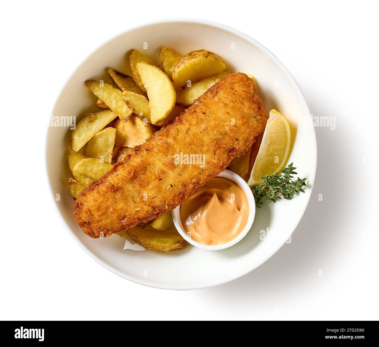 Schüssel mit paniertem Fischfilet und gebratenen Kartoffelkeilen isoliert auf weißem Hintergrund, Blick von oben Stockfoto