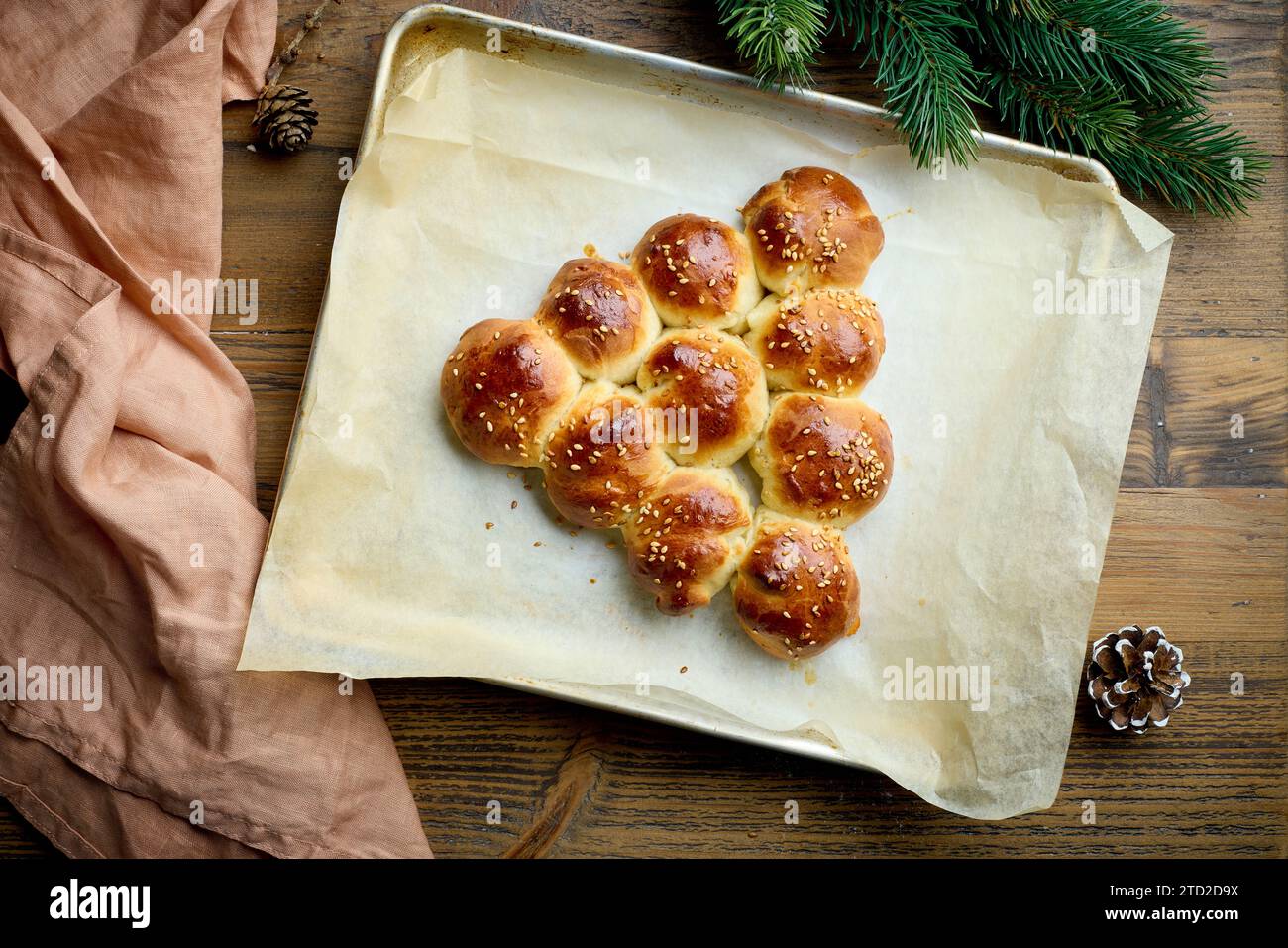 Frisch gebackenes weihnachtsbrot gefüllt mit Käse und dekoriert mit Sesamsamen beim Backen versuchen Stockfoto