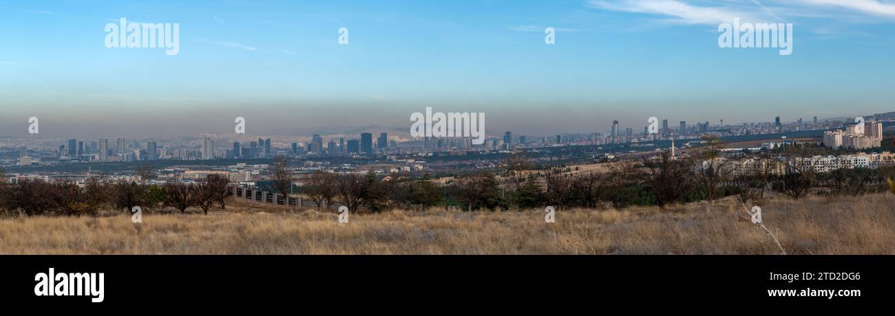 Ankara, Türkei - 2. Dezember 2023: Panoramablick auf Ankara mit dem Stadtteil Sogutozu von Bilkent Stockfoto