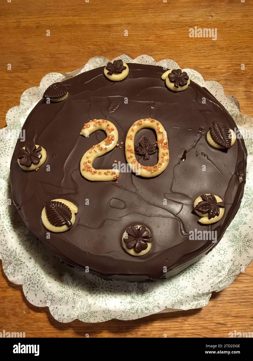 Torte mit Schokoladenguss und einer 20 aus Marzipan dekoriert Stockfoto
