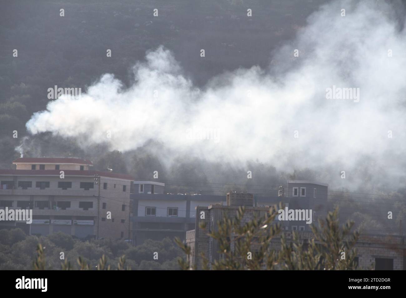 Kafr Kila, Israel. Dezember 2023. (231215) -- KAFR KILA, 15. Dezember 2023 (Xinhua) -- Rauch steigt nach einem israelischen Beschuss am 15. Dezember 2023 in Kafr Kila, Libanon. Zwei Hisbollah-Kämpfer seien am Freitag bei Konfrontationen mit der israelischen Armee an der südlichen Grenze des Libanon getötet und drei weitere verletzt worden, so die libanesischen Militärquellen. (Foto: Taher Abou Hamdan/Xinhua) Credit: Xinhua/Alamy Live News Stockfoto