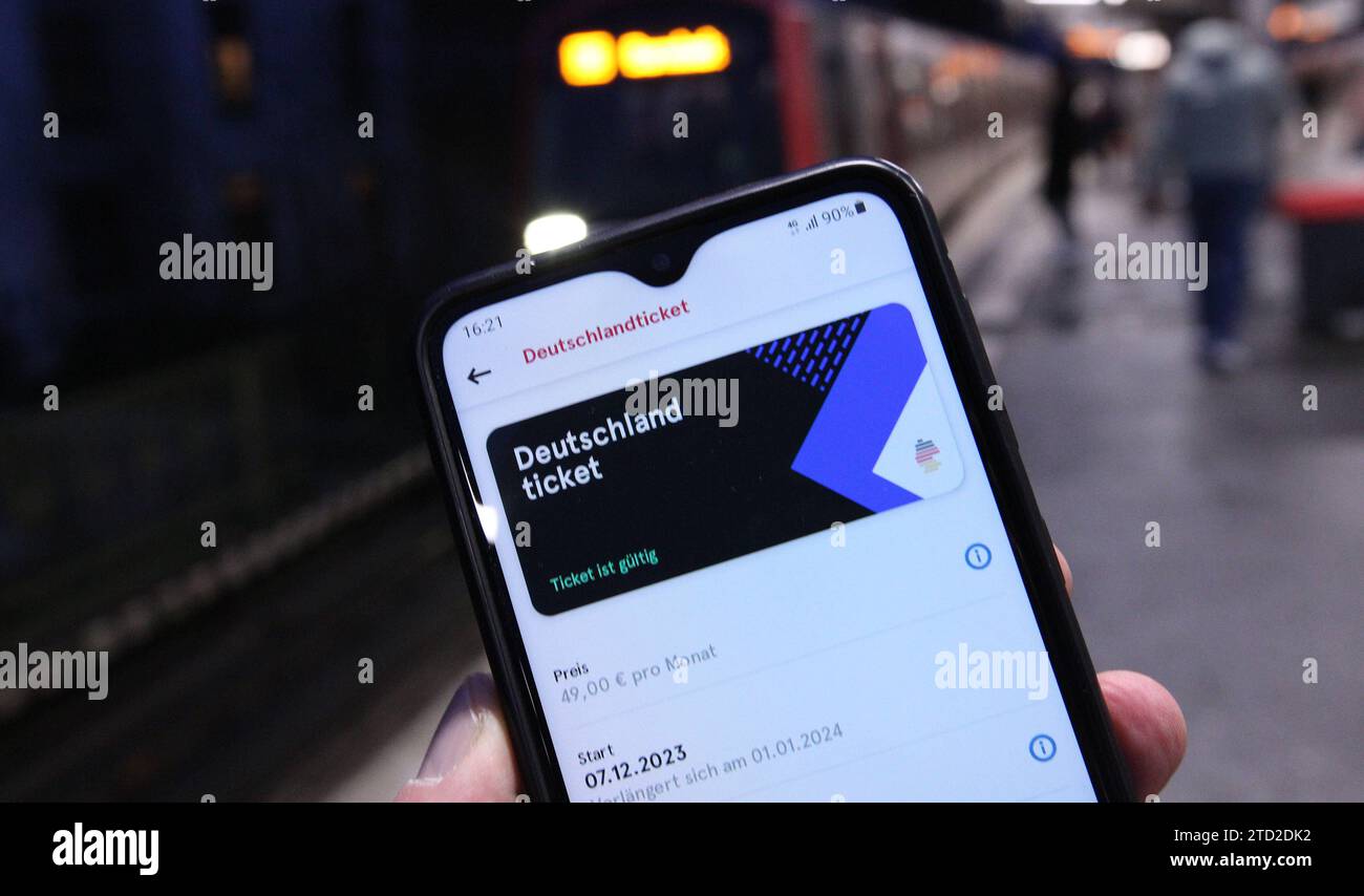 Ein Mann hält auf einem Bahnsteig sein Smartphone in der Hand, auf dem ein Deutschland-Ticket in der App des Hamburger Verkehrsverbundes ist. Symbolbild/Symbolfoto Deutschlandticket. Eppendorf Hamburg *** Ein Mann auf einem Bahnsteig hält sein Smartphone mit einem Deutschland-Ticket in der Hamburger ÖPNV-App Symbol-Bild Deutschland-Ticket Eppendorf Hamburg Stockfoto