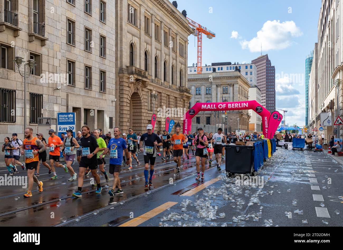 Ein Bild der 2023 Berliner Marathon-Läufer, die an der Mall of Berlin vorbeifahren. Stockfoto