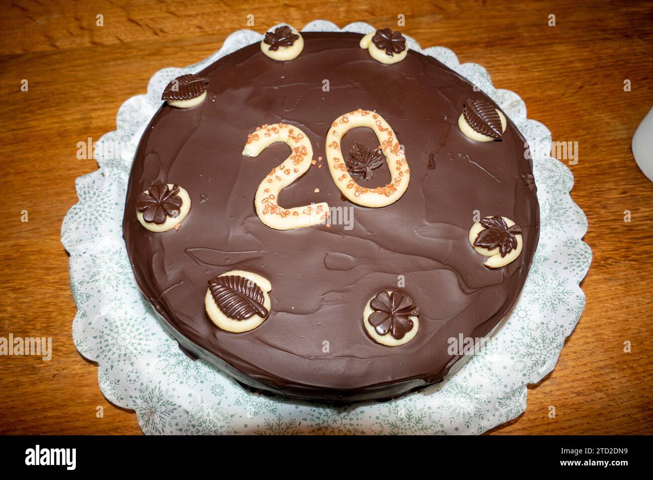 Torte mit Schokoladenguss und einer 20 aus Marzipan dekoriert Stockfoto