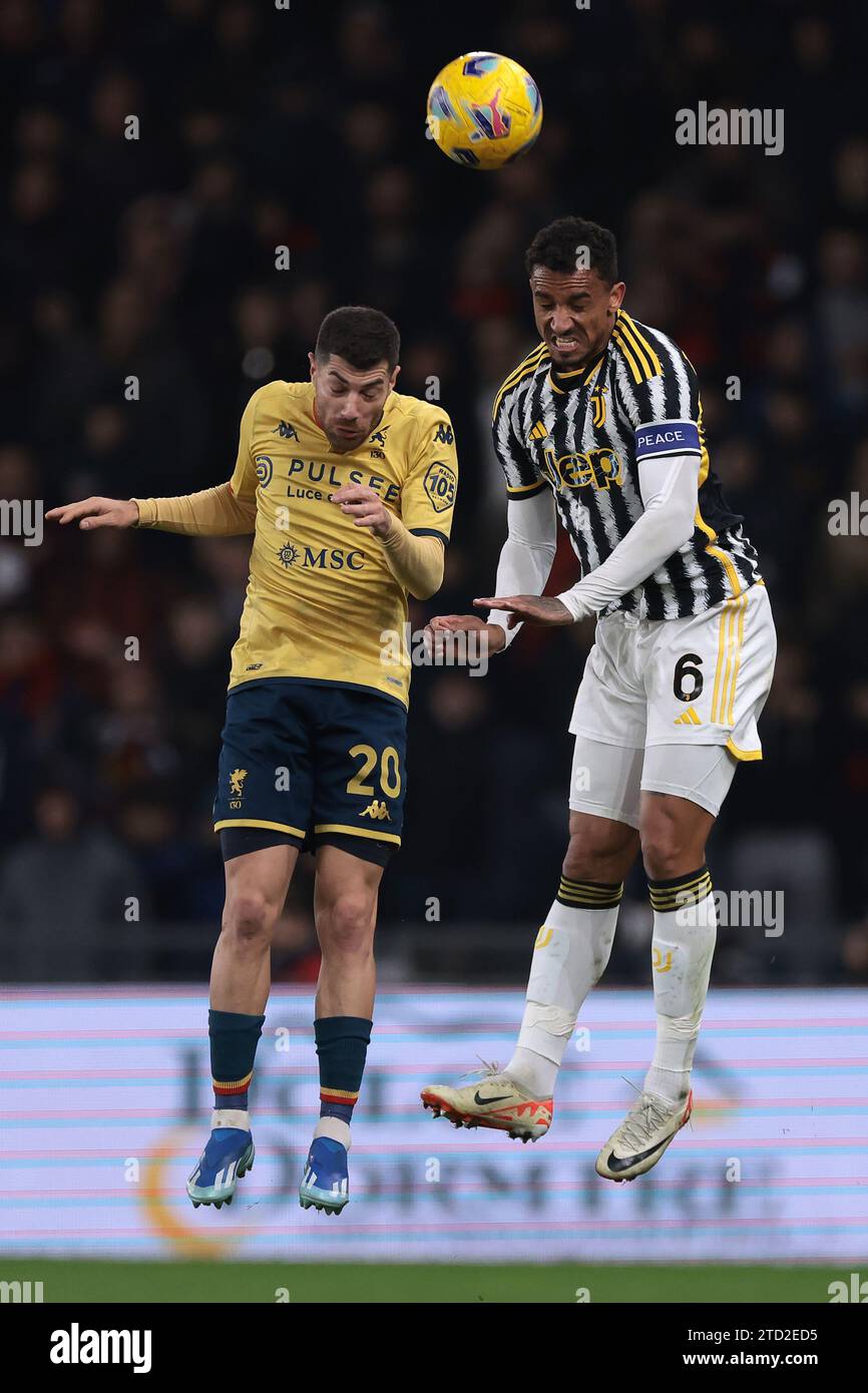 Genua, Italien, 15. Dezember 2023. Danilo von Juventus ist beim Spiel der Serie A bei Luigi Ferraris in Genua gegen Stefano Sabelli vom CFC Genua abgewandt. Der Bildnachweis sollte lauten: Jonathan Moscrop / Sportimage Stockfoto
