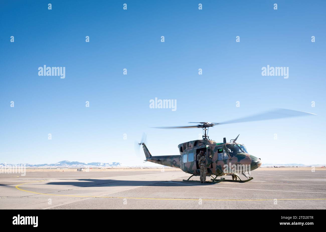 Ein UH-1N Huey Hubschrauber bereitet sich auf den Start auf der Malstrom Air Force Base, Montana, 13. Dezember 2023 vor. Malmstrom soll neue MH-139A Grey Wolf Heliopter erhalten, um die Fähigkeitslücken der derzeit betriebenen UH-1N Huey in den Bereichen Geschwindigkeit, Reichweite, Ausdauer Nutzlast und Überlebensfähigkeit zur Unterstützung der Interkontinentalraketen zu schließen. (Foto der U.S. Air Force von Staff Sgt. Elora J. McCutcheon) Stockfoto