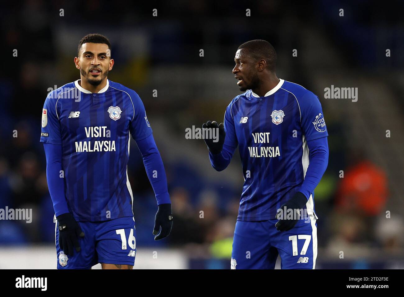 Karlan Grant von Cardiff City (16) spricht während des Spiels mit Jamilu Collins aus Cardiff City (17). EFL Skybet Championship Match, Cardiff City gegen Birmingham City im Cardiff City Stadium in Cardiff, Wales am Mittwoch, 13. Dezember 2023. Dieses Bild darf nur für redaktionelle Zwecke verwendet werden. Nur redaktionelle Verwendung, Bild von Andrew Orchard/Andrew Orchard Sportfotografie/Alamy Live News Stockfoto