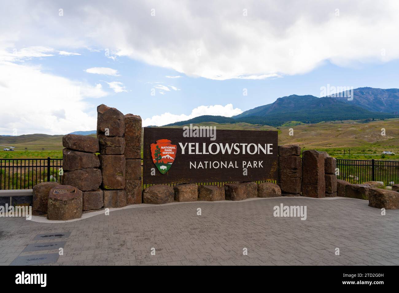 Schild zum Yellowstone-Nationalpark in Wyoming, USA - 30. Juni 2023. Stockfoto