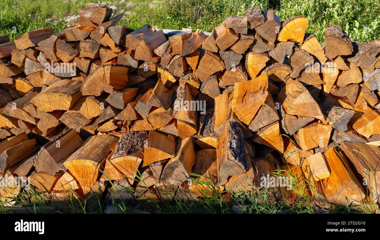 Ein Haufen dreiecksförmiges gehacktes Holz. Stockfoto