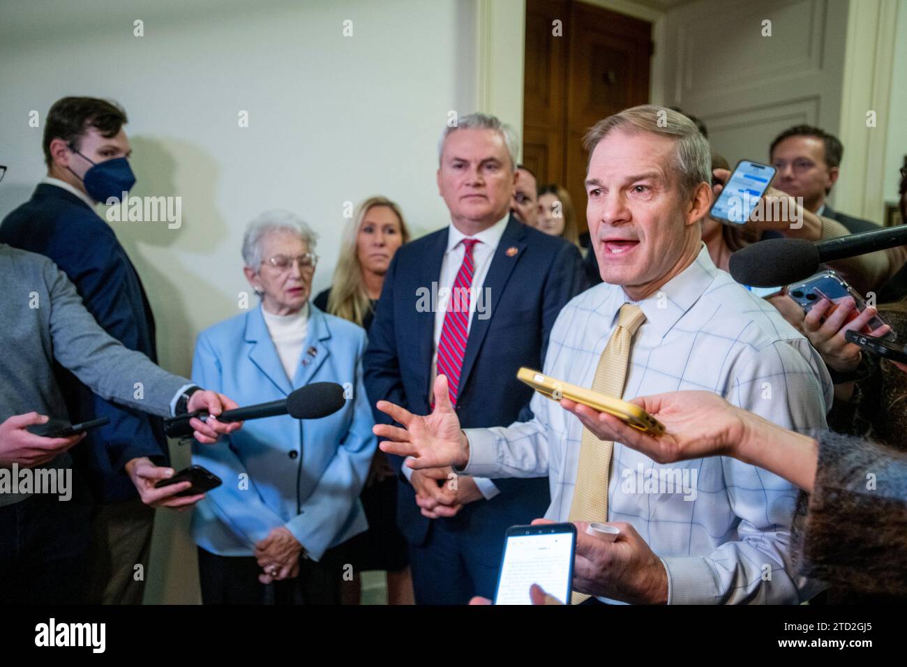 Der US-Repräsentant Jim Jordan (Republikaner von Ohio), Vorsitzender des US-House Committee on the Judiciary, Center, hält am Mittwoch, den 13. Dezember 2023 im Rayburn House Office Building in Washington, D.C. eine Stellungnahme vor einer Amtsenthebungsabstimmung ab. Credit: Rod Lamkey / CNP/SIPA USA (EINSCHRÄNKUNG: KEINE tägliche Post. KEINE New York oder New Jersey Zeitungen oder Zeitungen im Umkreis von 75 Meilen um New York City.) Stockfoto